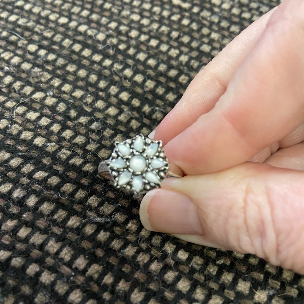 Elegant Sterling Silver Mother of Pearl Floral Ring